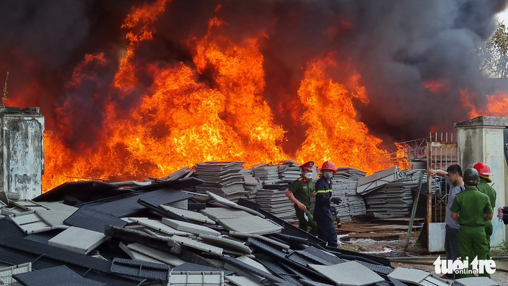 Cháy lớn tại nhà máy sản xuất đồ gỗ giả mây ở TP Quy Nhơn - Ảnh 4.