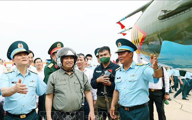 Thủ tướng khảo sát sân bay quân sự Thành Sơn, thăm Trung đoàn không quân 937