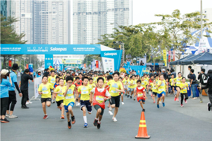 HCMC Marathon trao huy chương mạ vàng 24K cho nhà vô địch - Ảnh 2.