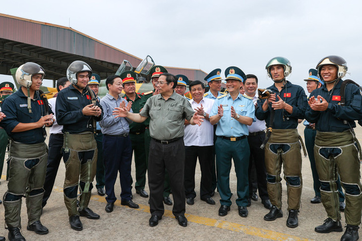 Thủ tướng khảo sát sân bay quân sự Thành Sơn, thăm Trung đoàn không quân 937 - Ảnh 1.