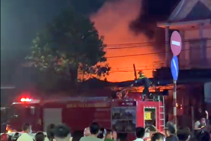 Đồng Nai: Sau tiếng nổ lớn, tiệm sửa xe ven quốc lộ 1 bị cháy rụi - Ảnh 1.