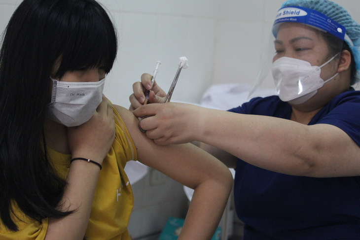 Nhiều quận, huyện ở Hà Nội chưa tiêm cho trẻ 5 - 12 tuổi trong ngày 17-4 - Ảnh 1.