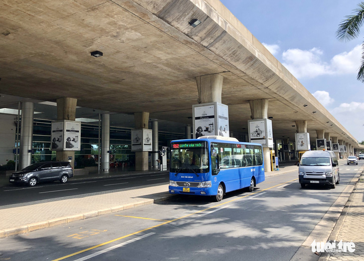 Xe buýt được vào ga quốc nội sân bay Tân Sơn Nhất đón khách từ ngày 18-4 - Ảnh 1.