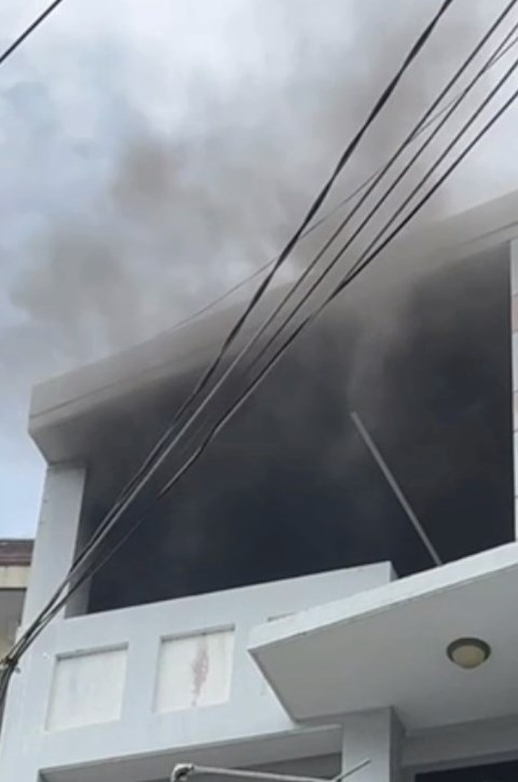 Cháy nhà 3 tầng gần chợ Hạnh Thông Tây, một người chết - Ảnh 1.