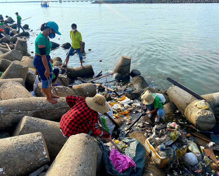 Thanh niên Phú Quốc gom hơn 4 tấn rác thải nhựa dọc bờ biển - Ảnh 1.