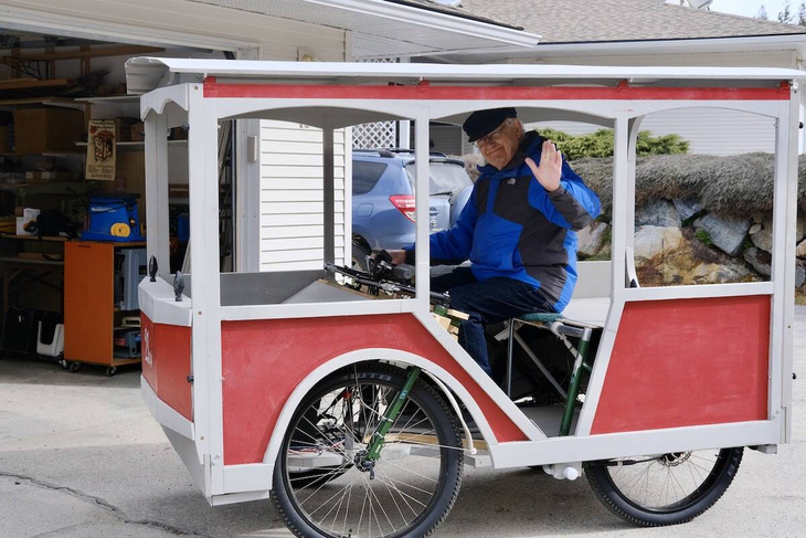 Cụ ông hơn 80 tuổi chế ôtô điện từ xe đạp điện - Ảnh 1.