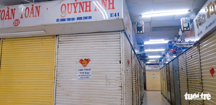 Hàng loạt tiểu thương các chợ nổi tiếng ở TP.HCM bỏ sạp vì ế ẩm - Ảnh 1.