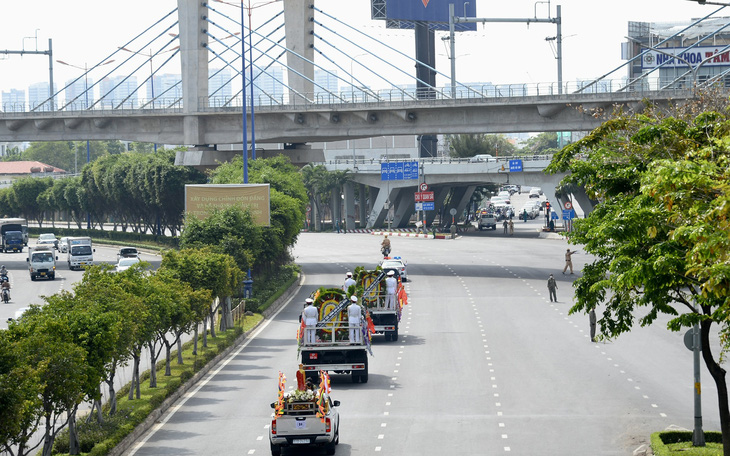 Di quan cố Phó chủ tịch thường trực TP.HCM Lê Hòa Bình, người dân chào ông lần cuối