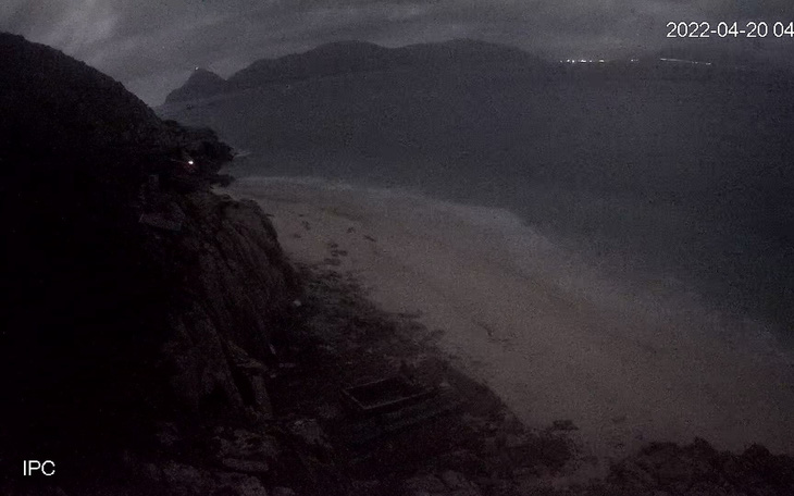 Tắt đèn trợ sáng của camera quan sát ở Hòn Cau, Côn Đảo để giúp rùa đẻ trứng
