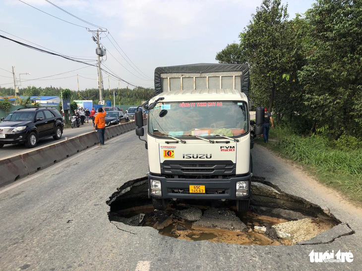 Đang chạy, xe tải cắm đầu xuống hố tử thần sâu hơn 2m - Ảnh 2.