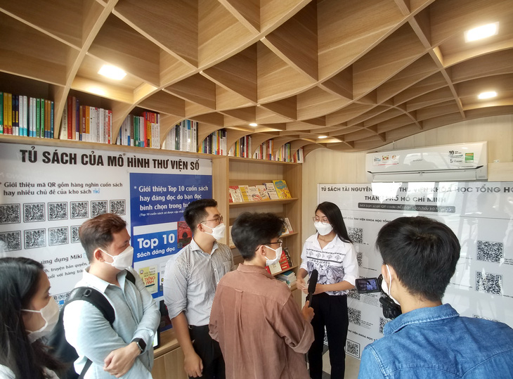 Ra mắt thư viện số thông minh tại phố đi bộ Nguyễn Huệ - Ảnh 1.