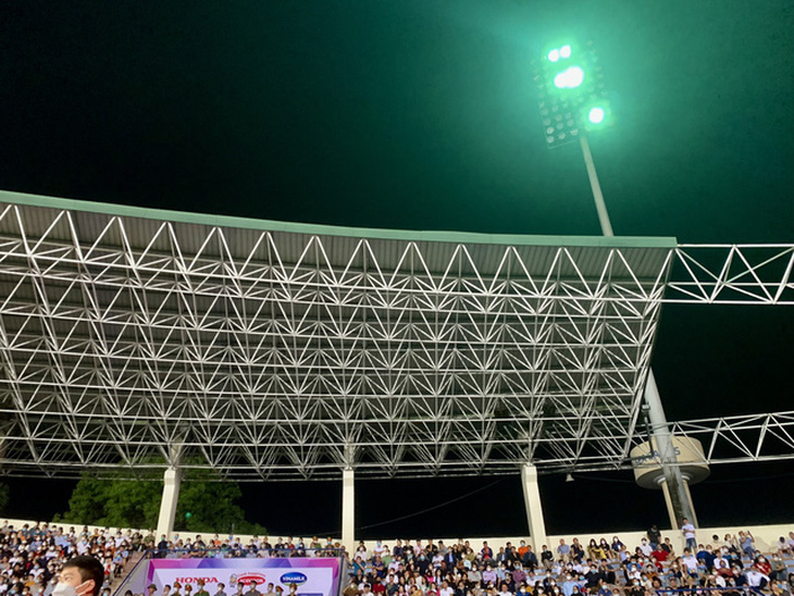 Đèn chiếu sáng trên sân Việt Trì bị tắt có ảnh hưởng đến SEA Games 31? - Ảnh 1.