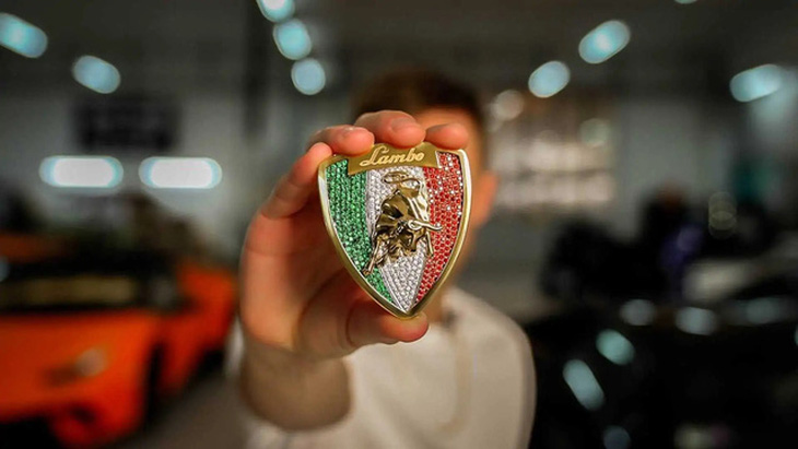 Dân chơi tự chế tác logo Lamborghini Urus kim cương trị giá gần 1 tỉ đồng - Ảnh 1.