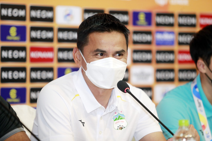 HLV Kiatisak: Cầu thủ Việt muốn ra nước ngoài cần đá tốt ở AFC Champions League - Ảnh 1.