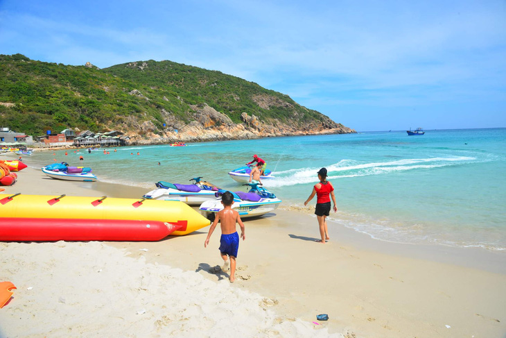 Khánh Hòa yêu cầu không kinh doanh du lịch tại đảo Bình Ba, Bình Hưng - Ảnh 1.