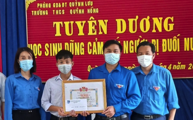 Tuyên dương nam sinh cứu em nhỏ đuối nước ở hồ sen