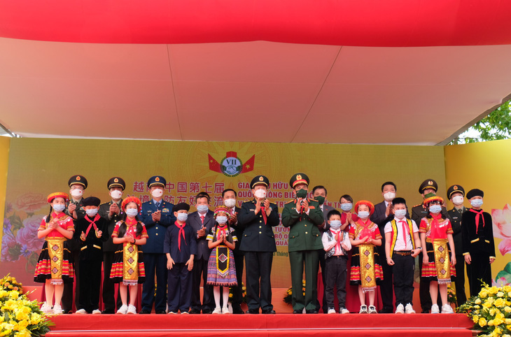 Bộ trưởng Bộ Quốc phòng Trung Quốc thăm, tặng quà học sinh vùng biên giới Việt Nam - Ảnh 5.