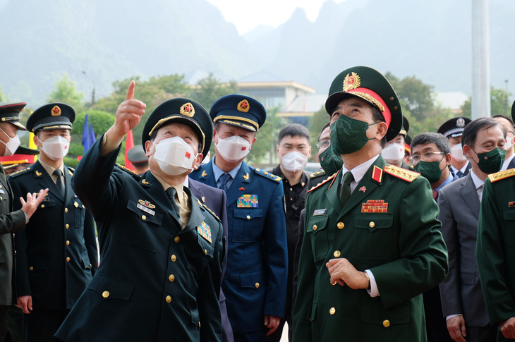 Bộ trưởng Bộ Quốc phòng Trung Quốc thăm, tặng quà học sinh vùng biên giới Việt Nam - Ảnh 4.