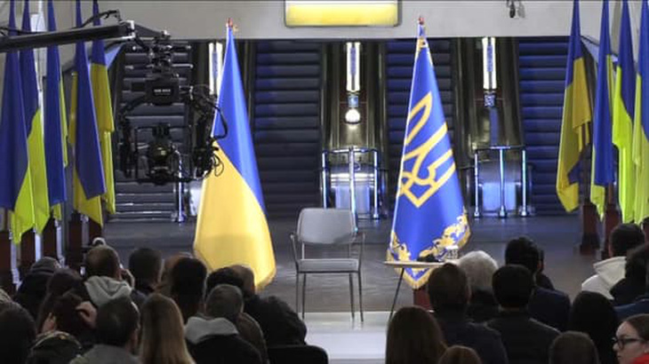 Tổng thống Ukraine họp báo từ ga tàu điện ngầm - Ảnh 2.