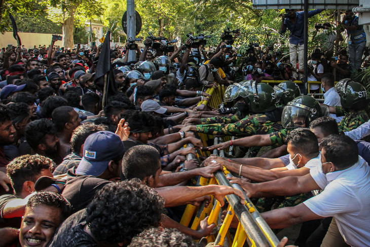 Hàng ngàn người bao vây nhà thủ tướng Sri Lanka - Ảnh 1.
