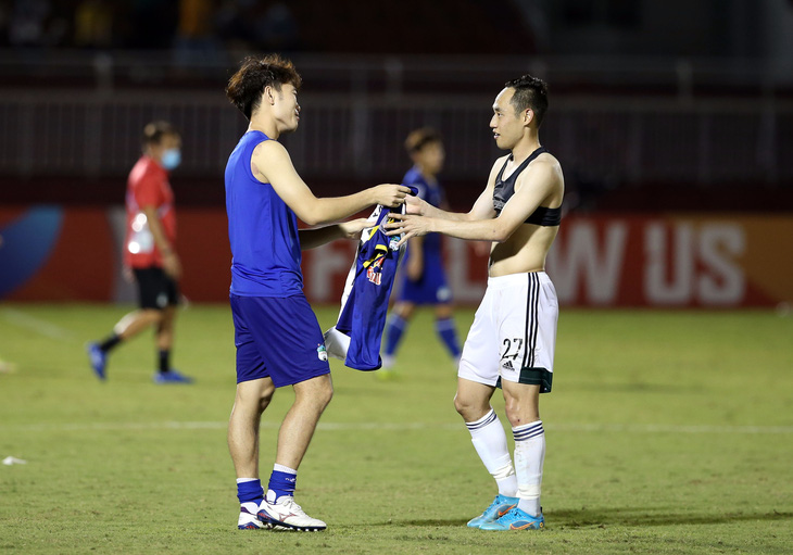 Xuân Trường đổi áo với cầu thủ Hàn Quốc ghi bàn vào lưới Hoàng Anh Gia Lai - Ảnh 1.