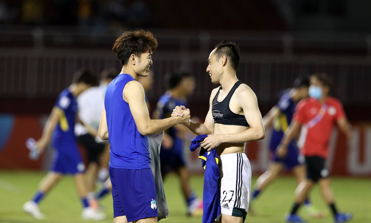 Xuân Trường đổi áo với cầu thủ Hàn Quốc ghi bàn vào lưới Hoàng Anh Gia Lai - Ảnh 2.