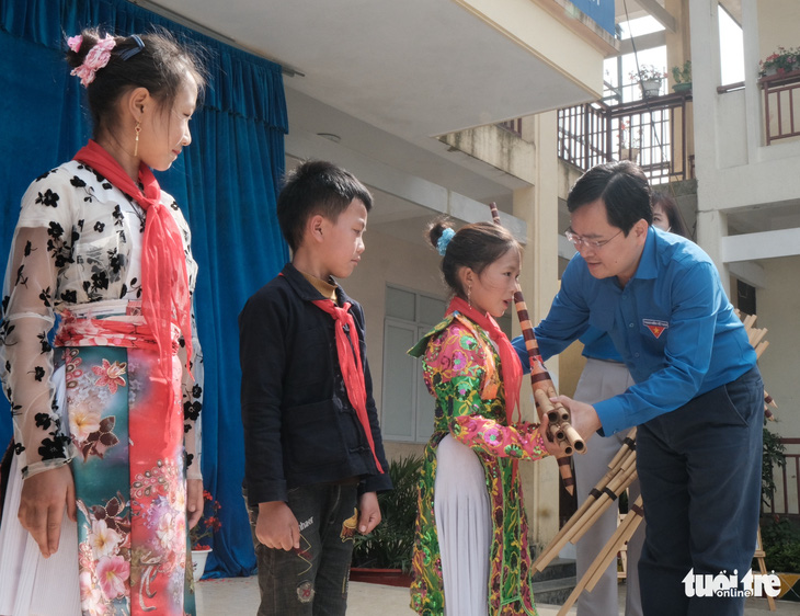Trao nhạc cụ khèn Mông cho các em học sinh vùng cao Hà Giang - Ảnh 1.