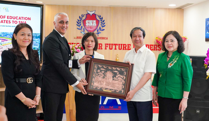 Bộ trưởng Bộ GD-ĐT Nguyễn Kim Sơn thăm Trường Quốc tế Bắc Mỹ - Ảnh 4.