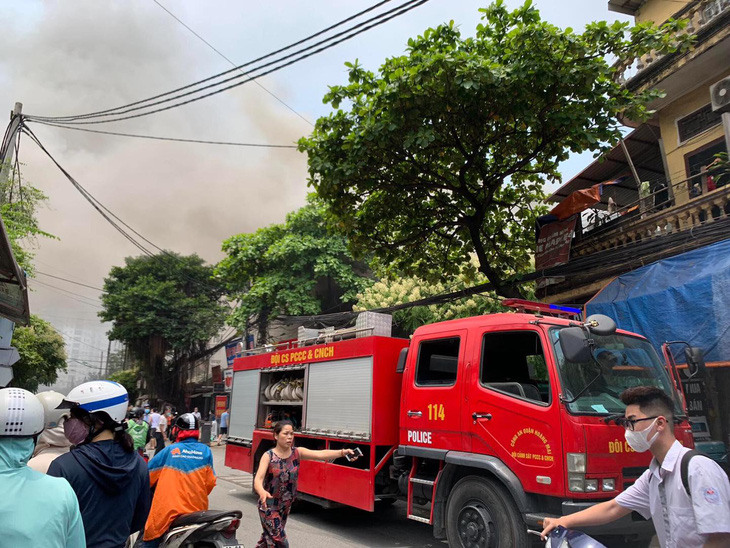 Hà Nội: Kịp thời đưa 4 người thoát nạn trong vụ cháy nhà dân - Ảnh 1.