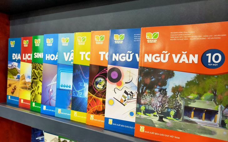 Giá sách giáo khoa được tính toán dựa trên các yếu tố nào?