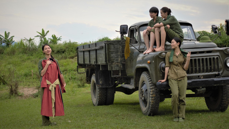 4 cô gái lái xe Trường Sơn Châu (Quỳnh Anh), Hân (Hoàng Bích Phương), Sa (Bảo Hân), Thương (Hà Phương Anh) trong phim Bình minh đỏ - Ảnh: ĐPCC