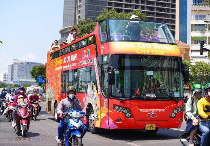 Đi chơi lễ 30-4 và 1-5: Coi chừng hàng vỉa hè, đặc sản lạ như rắn rít, côn trùng... - Ảnh 1.