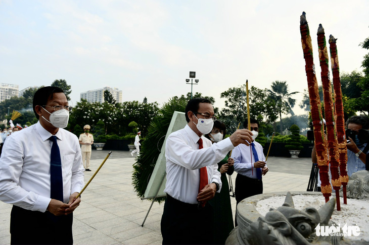 Lãnh đạo TP.HCM viếng anh hùng liệt sĩ nhân ngày thống nhất đất nước - Ảnh 4.