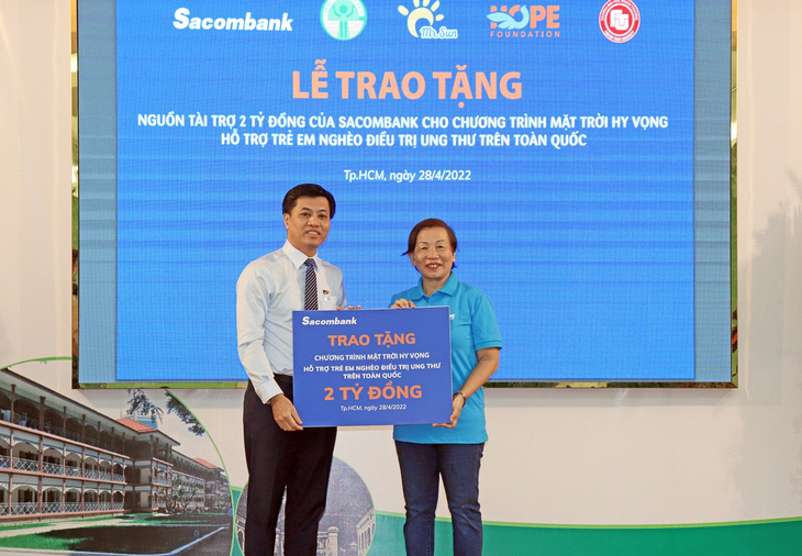 Sacombank đóng góp thêm 2 tỉ đồng  giúp trẻ em ung thư khó khăn có cơ hội chữa lành - Ảnh 2.