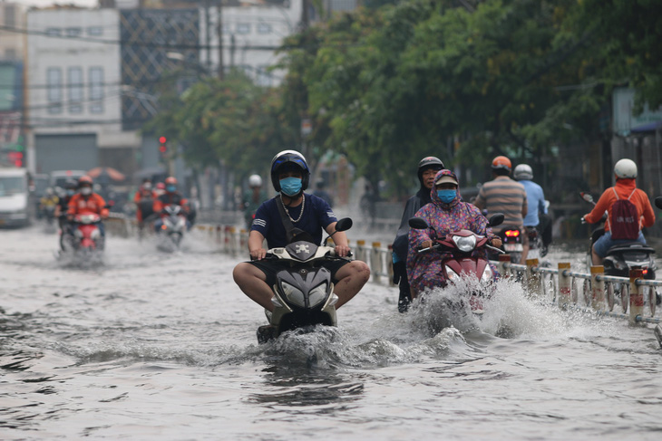 TP.HCM mưa đêm, sáng trời âm u, các vùng khác bớt nắng nóng - Ảnh 1.