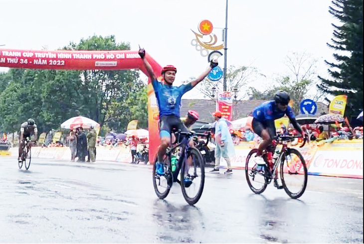 Tay đua trẻ Nguyễn Văn Bình vượt mưa gió chiến thắng tại TP Bảo Lộc - Ảnh 2.