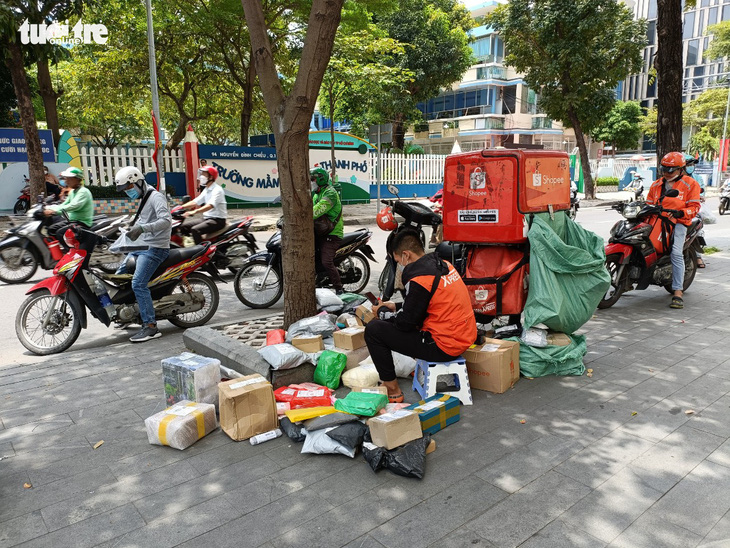 Dịch vụ chuyển phát nhanh cạnh tranh nhau hoạt động xuyên lễ - Ảnh 2.