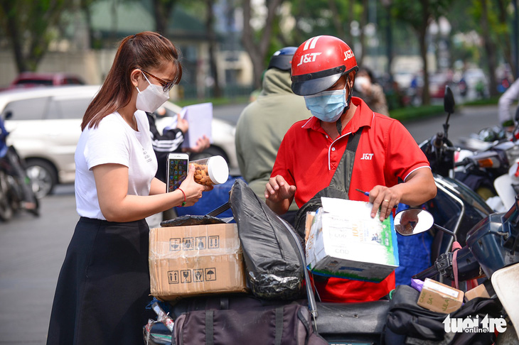 Dịch vụ chuyển phát nhanh cạnh tranh nhau hoạt động xuyên lễ - Ảnh 1.