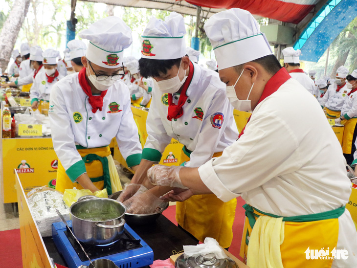 Hàng trăm học sinh TP.HCM tranh tài đứng bếp các món Âu, Á - Ảnh 4.