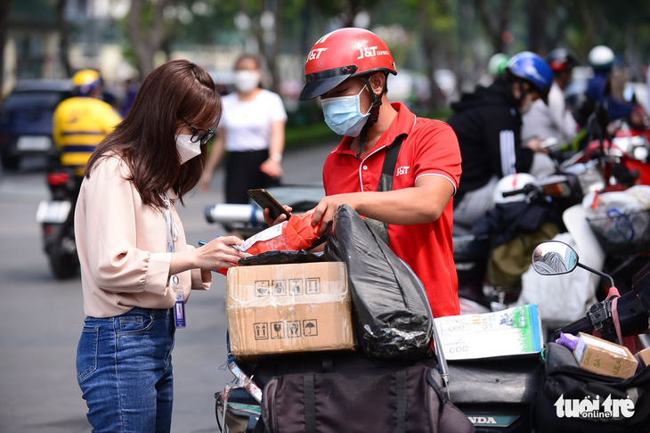 Cẩn trọng với hàng khuyến mãi mùa lễ - Ảnh 1.