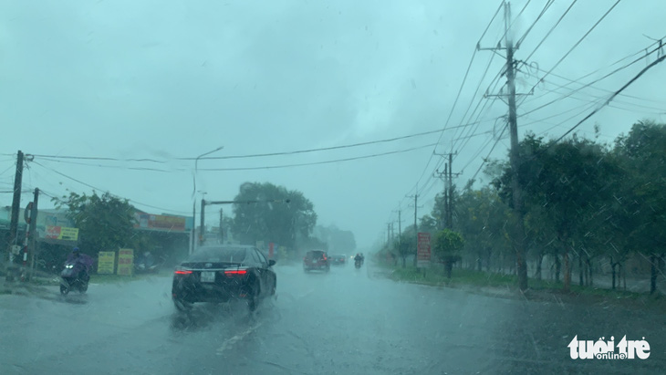 TP.HCM, Đông Nam Bộ mưa trắng trời, áp thấp bắt đầu ảnh hưởng - Ảnh 3.
