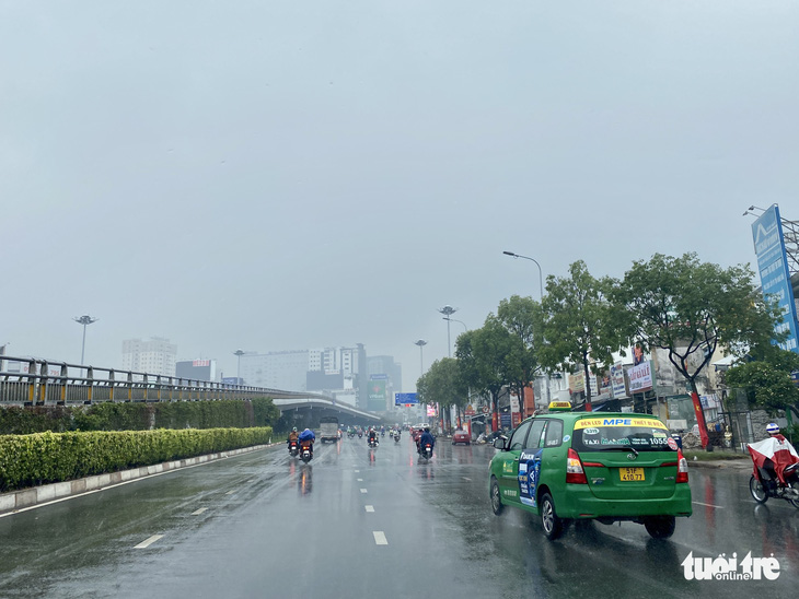 TP.HCM, Đông Nam Bộ mưa trắng trời, áp thấp bắt đầu ảnh hưởng - Ảnh 4.