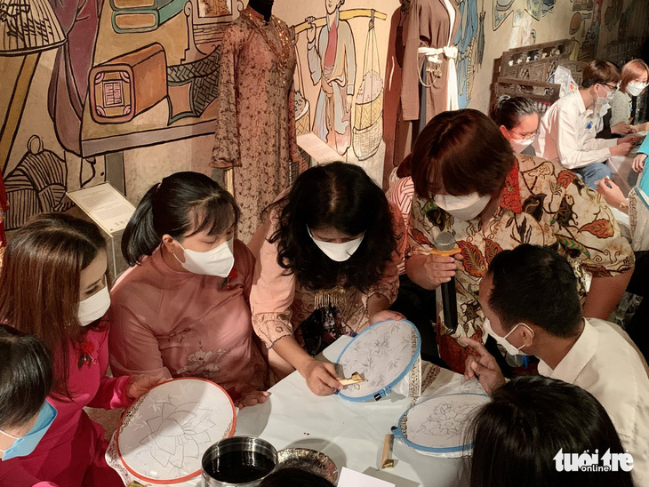 Bạn trẻ trải nghiệm vẽ trang trí trên vải batik của Indonesia - Ảnh 5.