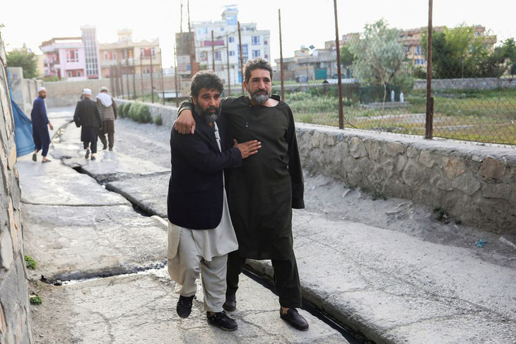 Nổ lớn làm hơn 50 người thiệt mạng tại nhà thờ Hồi giáo ở Afghanistan - Ảnh 1.