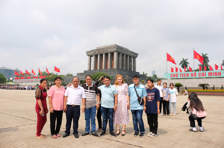 Người nối dài hàng cây số để vào lăng viếng Chủ tịch Hồ Chí Minh - Ảnh 7.