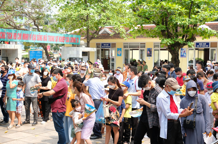 Người nối dài hàng cây số để vào lăng viếng Chủ tịch Hồ Chí Minh - Ảnh 2.