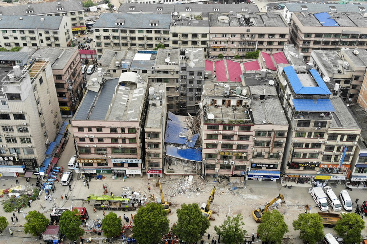 Sập nhà cao tầng ở Trung Quốc: Xác nhận hơn 60 người mắc kẹt và mất tích - Ảnh 1.
