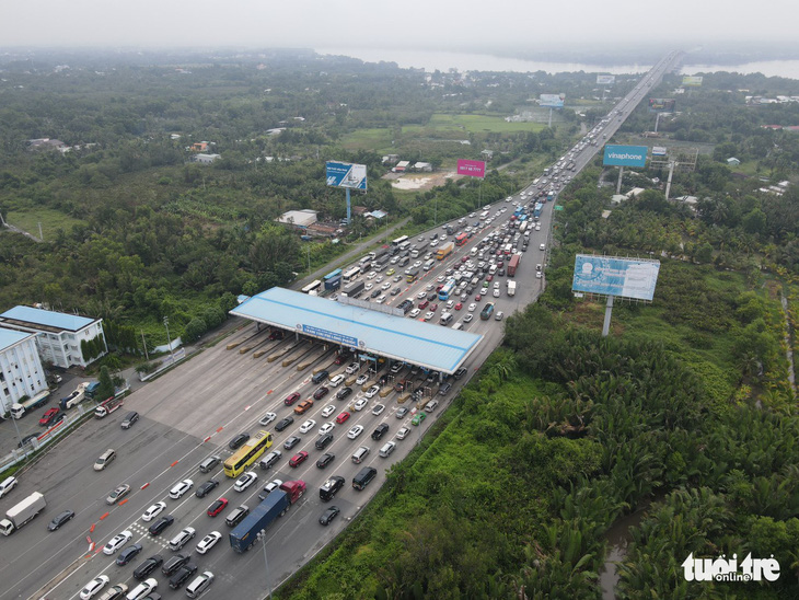 Cầu Rạch Miễu tê liệt từ sáng tới chiều, đi bộ cũng không xong - Ảnh 12.