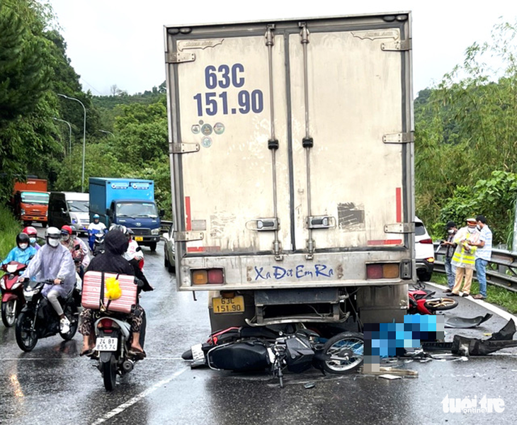 Tai nạn liên hoàn trên đèo Bảo Lộc, 2 người chết tại chỗ - Ảnh 1.