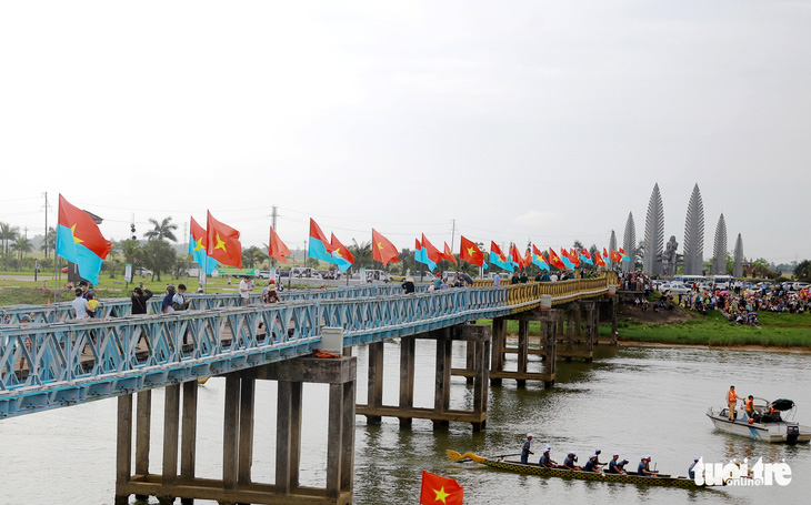 Chủ tịch nước dự lễ thượng cờ thống nhất non sông bên cầu Hiền Lương - Ảnh 4.